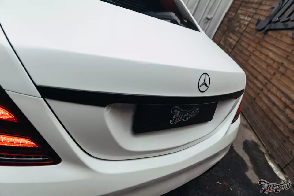 Выполнили полный антихром для Mercedes W222, произвели комплекс детейлинг-услуг и фирменный Шиномонтаж на вибростенде на стендах Hunter